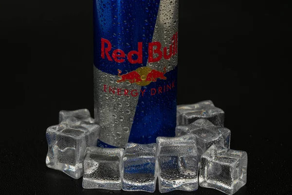 Lata Alumínio Red Bull Energy Beber Com Gelo Gotas Red — Fotografia de Stock