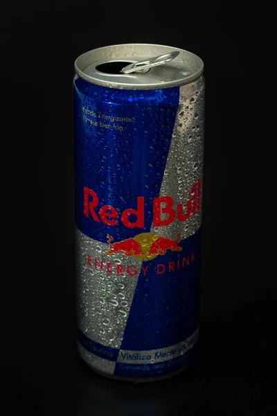 Lata Aluminio Red Bull Energy Bebida Con Hielo Gotas Red —  Fotos de Stock