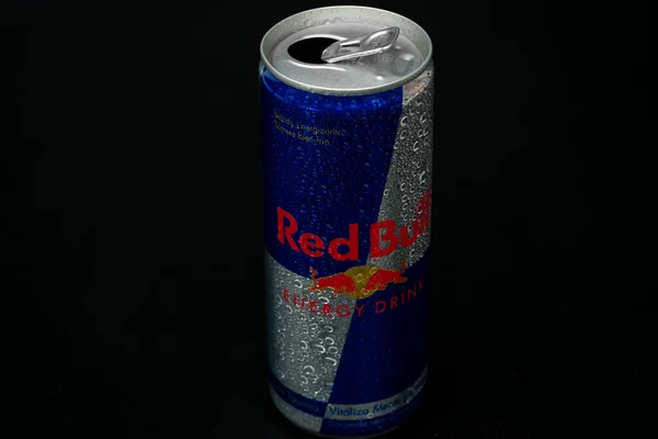 Алюминиевая Банка Red Bull Energy Пьет Льдом Каплями Red Bull — стоковое фото
