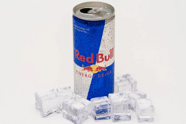 Lata Alumínio Red Bull Energy Beber Com Gelo Gotas Red — Fotografia de Stock
