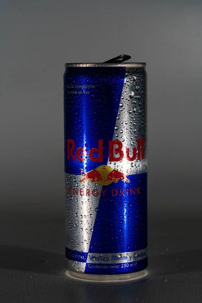 Kaleng Aluminium Dari Red Bull Energy Minum Dengan Dan Tetes — Stok Foto