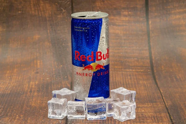 Egy Doboz Red Bull Energy Italt Jéggel Cseppekkel Red Bull — Stock Fotó