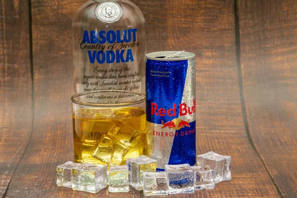 Алюміній Банка Red Bull Energy Льодом Краплі Vodka Absolut Red — стокове фото