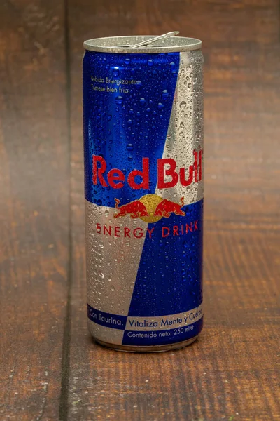 Lata Alumínio Red Bull Energy Beber Com Gelo Gotas Red — Fotografia de Stock