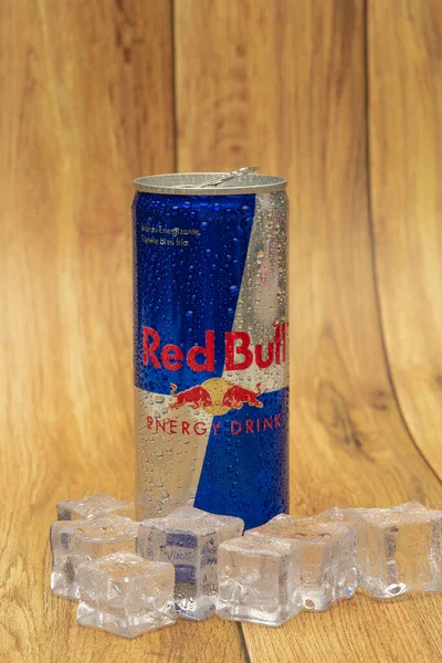 Hliníková Plechovka Red Bull Energy Nápoje Ledem Kapkami Red Bull — Stock fotografie
