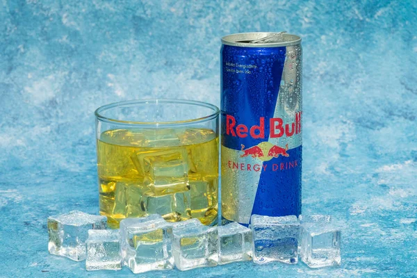 Алюмінієва Банка Red Bull Energy Льодом Падає Red Bull Найпопулярніший — стокове фото