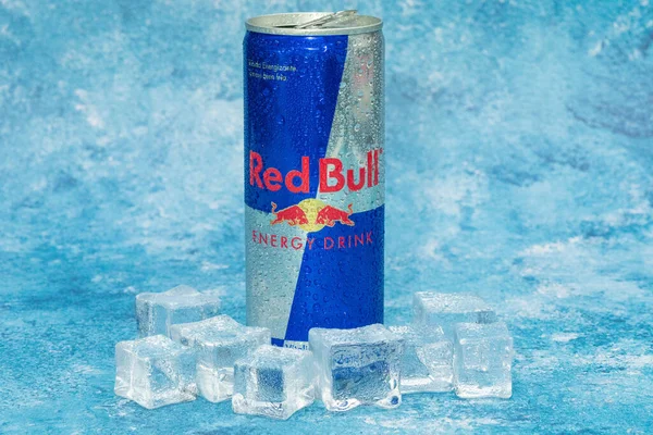 Δοχείο Αλουμινίου Red Bull Energy Πάγο Και Σταγόνες Red Bull — Φωτογραφία Αρχείου