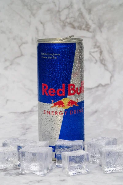 Egy Doboz Red Bull Energy Italt Jéggel Cseppekkel Red Bull — Stock Fotó