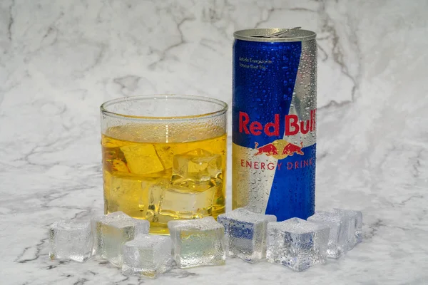 Алюмінієва Банка Red Bull Energy Льодом Падає Red Bull Найпопулярніший — стокове фото