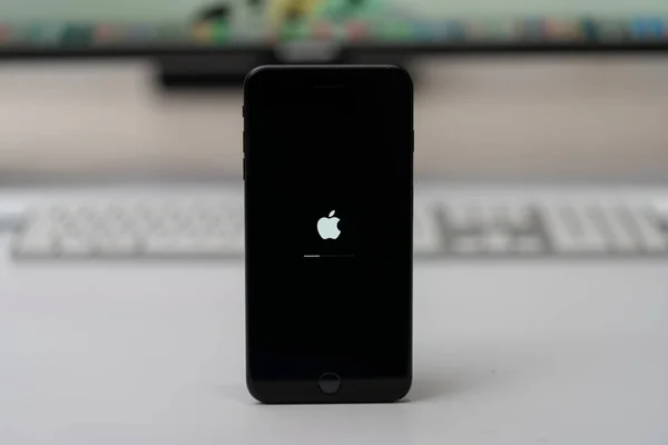 Apple Iphone更新Ios 苹果图标和屏幕上的状态栏 选择焦点 免版税图库图片