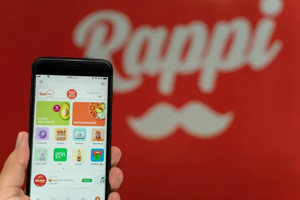 Rappi标志在手机上 标志在底部 Rappi应用程序 图库照片
