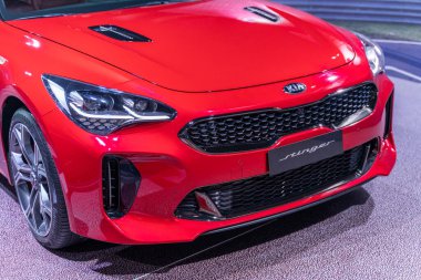 Araba kia stinger rengi kırmızı