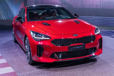 Araba kia stinger rengi kırmızı