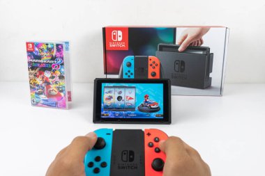 Nintendo Switch 'de Mario Kart Deluxe 8 oynuyor