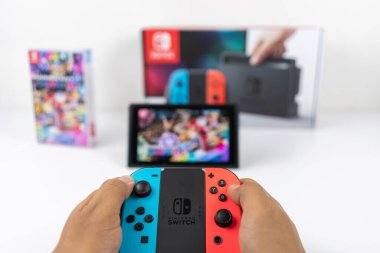 Nintendo Switch 'de Mario Kart Deluxe 8 oynuyor