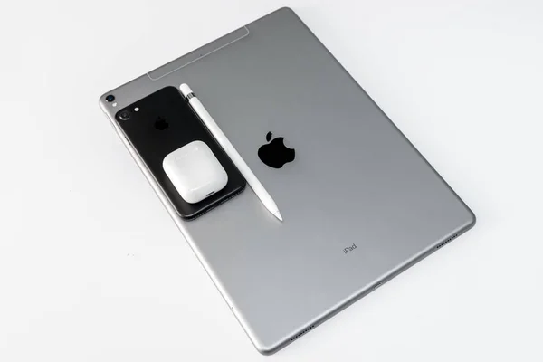 Ipad Pro Iphone Airpods和Apple Pencil — 图库照片