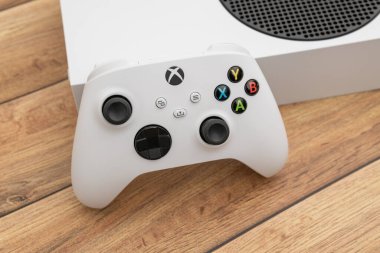 Xbox Serisi S, beyaz video oyun konsolu, Microsoft tarafından üretildi, Sonraki nesil