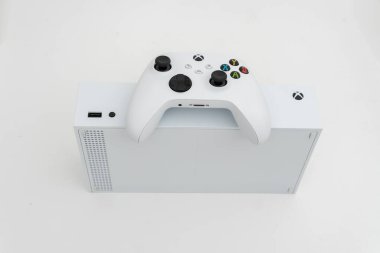 Xbox Serisi S, beyaz video oyun konsolu, Microsoft tarafından üretildi, Sonraki nesil