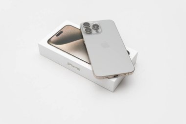 Bogota Kolombiya Ekim 2023, iPhone 15 Doğal Titanyum rengi Pro Max, en son Apple akıllı telefonu, USB tip C ve yüksek kaliteli kameraları var.