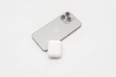 Bogota Kolombiya Ekim 2023, iPhone 15 Doğal Titanyum rengi Pro Max, en son Apple akıllı telefonu, USB tip C ve yüksek kaliteli kameraları var.