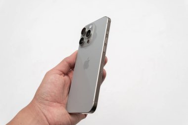 Bogota Kolombiya Ekim 2023, iPhone 15 Doğal Titanyum rengi Pro Max, en son Apple akıllı telefonu, USB tip C ve yüksek kaliteli kameraları var.