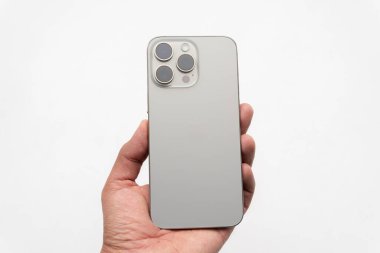 Bogota Kolombiya Ekim 2023, iPhone 15 Doğal Titanyum rengi Pro Max, en son Apple akıllı telefonu, USB tip C ve yüksek kaliteli kameraları var.