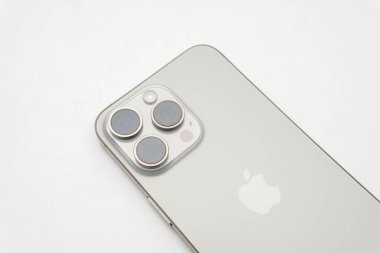 Bogota Kolombiya Ekim 2023, iPhone 15 Doğal Titanyum rengi Pro Max, en son Apple akıllı telefonu, USB tip C ve yüksek kaliteli kameraları var.