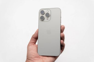 Bogota Kolombiya Ekim 2023, iPhone 15 Doğal Titanyum rengi Pro Max, en son Apple akıllı telefonu, USB tip C ve yüksek kaliteli kameraları var.