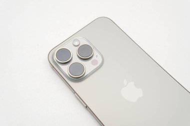 Bogota Kolombiya Ekim 2023, iPhone 15 Doğal Titanyum rengi Pro Max, en son Apple akıllı telefonu, USB tip C ve yüksek kaliteli kameraları var.