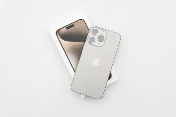 Bogota Kolombiya Ekim 2023, iPhone 15 Doğal Titanyum rengi Pro Max, en son Apple akıllı telefonu, USB tip C ve yüksek kaliteli kameraları var.