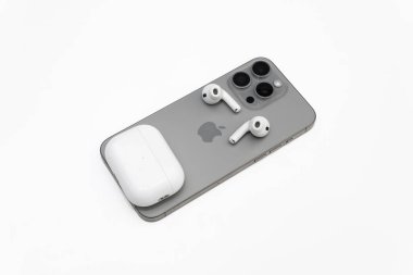 Apple AirPods Pro 2. nesil kablosuz kulaklıklar ve iPhone Pro Max, Bogota, Kolombiya, 15 Ağustos 2025