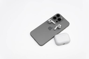 Apple AirPods Pro 2. nesil kablosuz kulaklıklar ve iPhone Pro Max, Bogota, Kolombiya, 15 Ağustos 2025