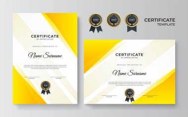 İş dünyası için modern turuncu ve sarı sertifika tasarımı ve altın rozetli başarı ödülü