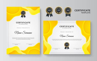 İş dünyası için modern turuncu ve sarı sertifika tasarımı ve altın rozetli başarı ödülü