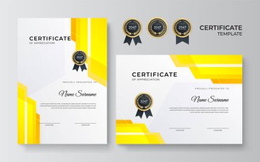 İş dünyası için modern turuncu ve sarı sertifika tasarımı ve altın rozetli başarı ödülü