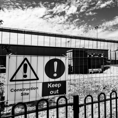 Dorking Surrey Hills, Londra, 24 Temmuz 2022, İnşaat Alanı Uyarı levhaları Güvenlik Çitine Sabitlendi