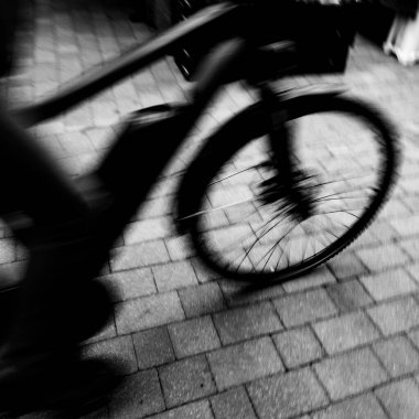 Epsom Surrey, Londra İngiltere, 28 Mayıs 2022, Bir Asfalt Üzerinde Bisiklet Hareketi İnsansız Hareket Bulanıklığı