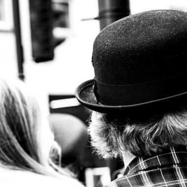 Epsom Surrey, Londra İngiltere, Haziran 04 2022, Geleneksel melon şapka giyen isimsiz bir adamın yakın çekimi