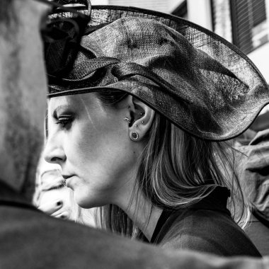 Epsom Surrey, Londra İngiltere, Haziran 04 2022, Moda Giyen Kadın Kapalı Şapka veya Büyüleyici Epsom Derbisi