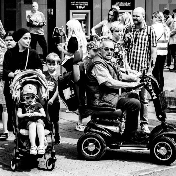 エプソム サリー ロンドン 2022年6月3日 高齢者障害者は 電動モビリティスクーターの隣に群衆の舗装にプッシュチェアやベビーカーで座っています — ストック写真