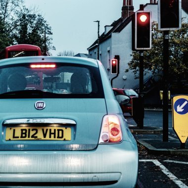 Epsom Surrey, Londra, 14 Kasım 2022, İtalyan Fiat Otomobili Kırmızı Durak Trafik Işığında Bekliyor