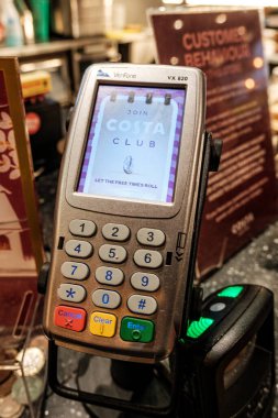 Epsom, Surrey, Londra İngiltere, 19 Kasım 2022, Costa Coffee Perakende zinciri Temassız Ödeme Teknolojisi veya İnsansız Teçhizat