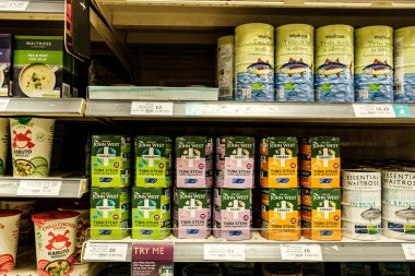 Epsom, Surrey, Londra İngiltere, 19 Kasım 2022, Bir Waitrose süpermarketinin raflarında konserve ton balığı bifteği