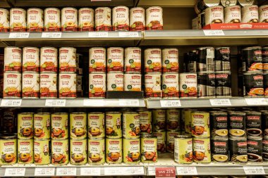 Epsom, Surrey, Londra İngiltere, 19 Kasım 2022, Bekleyen bir süpermarkette raflarda konserve Baxters Çorbası