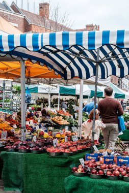 Epsom, Surrey, Londra İngiltere, Kasım 19, 2022, Geleneksel Açık Market Dükkanı Taze Sağlıklı Meyve ve Sebze Satışı