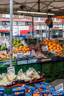 Epsom, Surrey, Londra İngiltere, Kasım 19, 2022, Geleneksel Açık Market Dükkanı Taze Sağlıklı Meyve ve Sebze Satışı