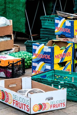 Epsom, Surrey, Londra İngiltere, 19 Kasım 2022, Boş Yiyecek Depolama Kutuları veya Meyve ve ve Sebze Dükkanı Arkasında Hiç İnsan Olmayan Kutular