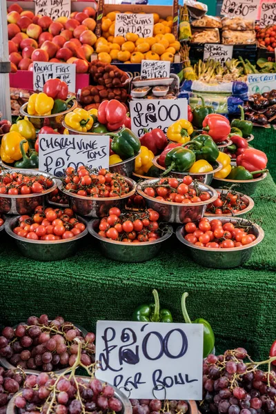 エプソム サリー ロンドン 11月19 2022 伝統的な屋外市場新鮮な健康的な果物や野菜を販売する屋台 — ストック写真