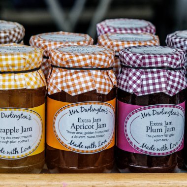 Epsom, Surrey, Londra İngiltere, 19 Kasım 2022, Ev Yapımı Reçel kavanozları İnsansız Bir Dükkânda