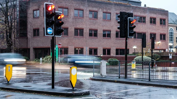 エプソム サリー ロンドン イギリス 2022年11月20日 人のいない道路ジャンクション信号を通過する自動車は ぼかし効果で速度と動きの印象を与えます — ストック写真